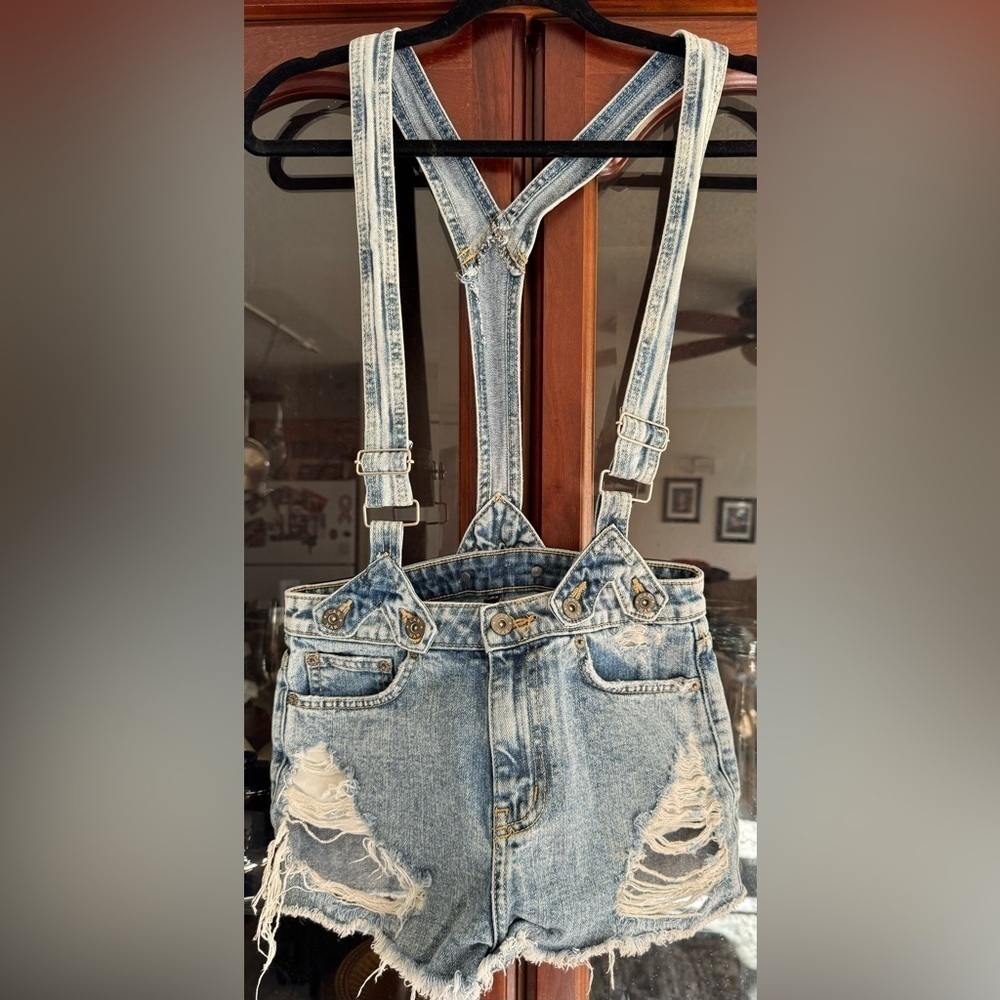 2 in 1 Convertible Removable Overall Shortall
Carmar Denim Short Distressed - Picture 2 of 9
